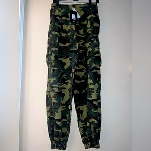 Camouflage long pants with elastic at the leg and waist/ size small/ baggy fit